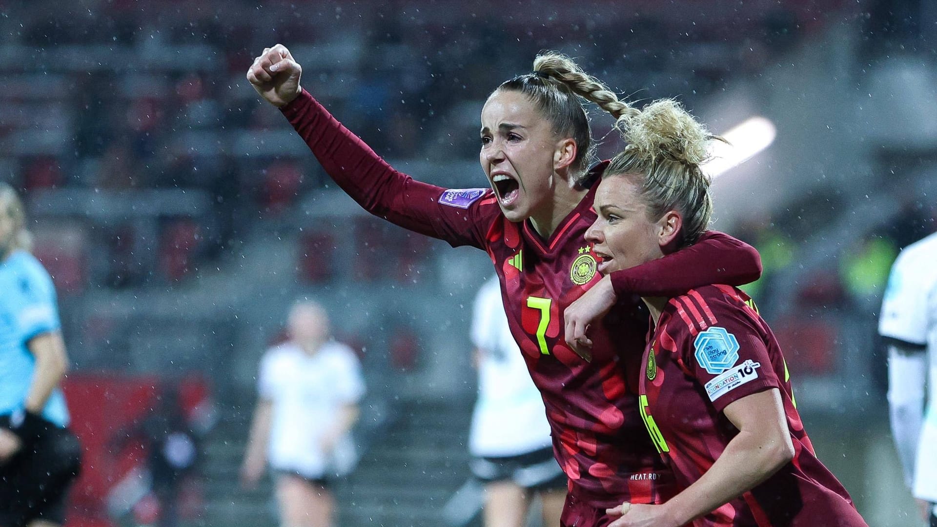 Giulia Gwinn (left) and Linda Dallmann cheer: The DFB women celebrated a victory against Austria.