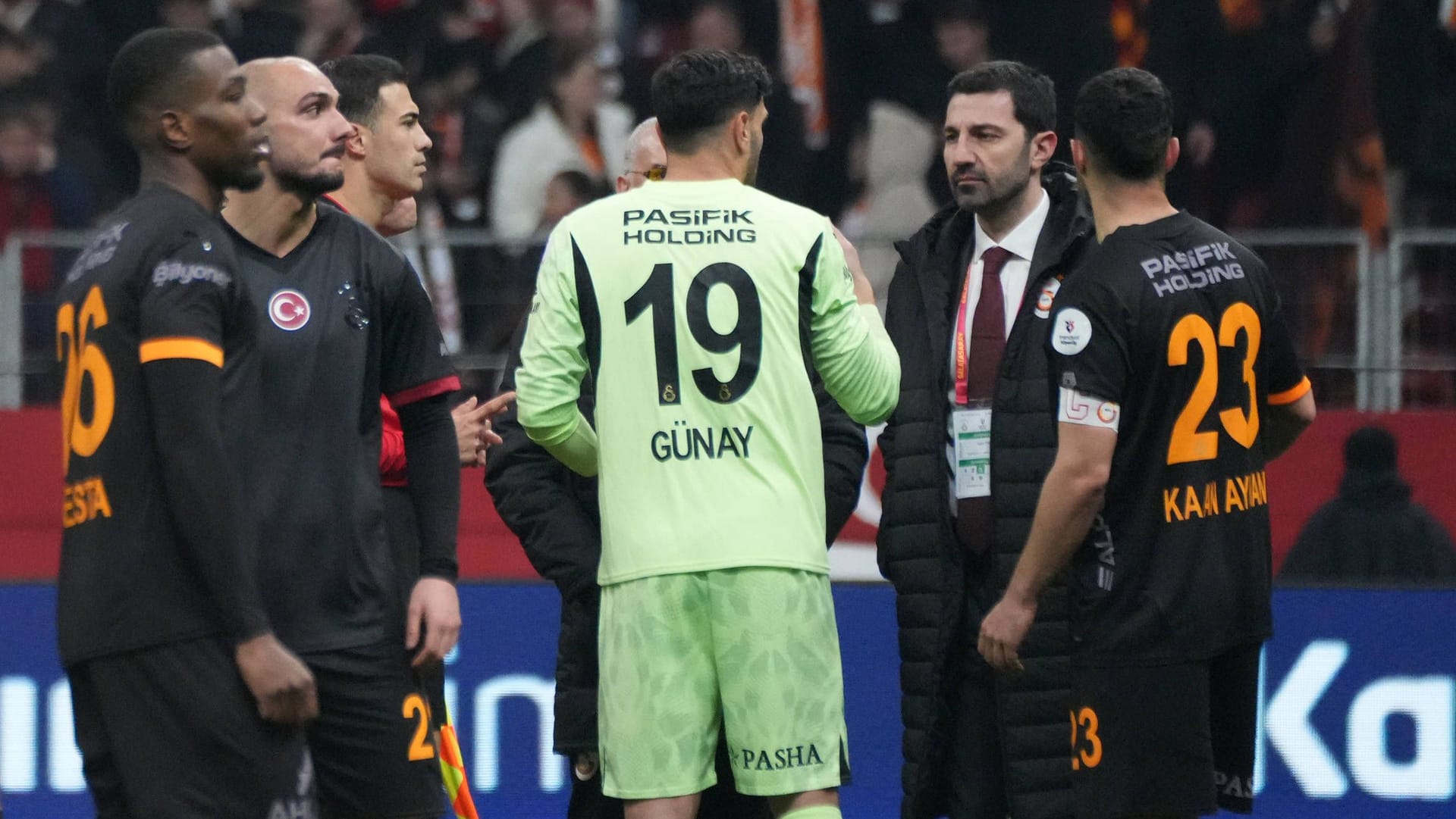Galatasaray players are confused: her opponent just left the place.