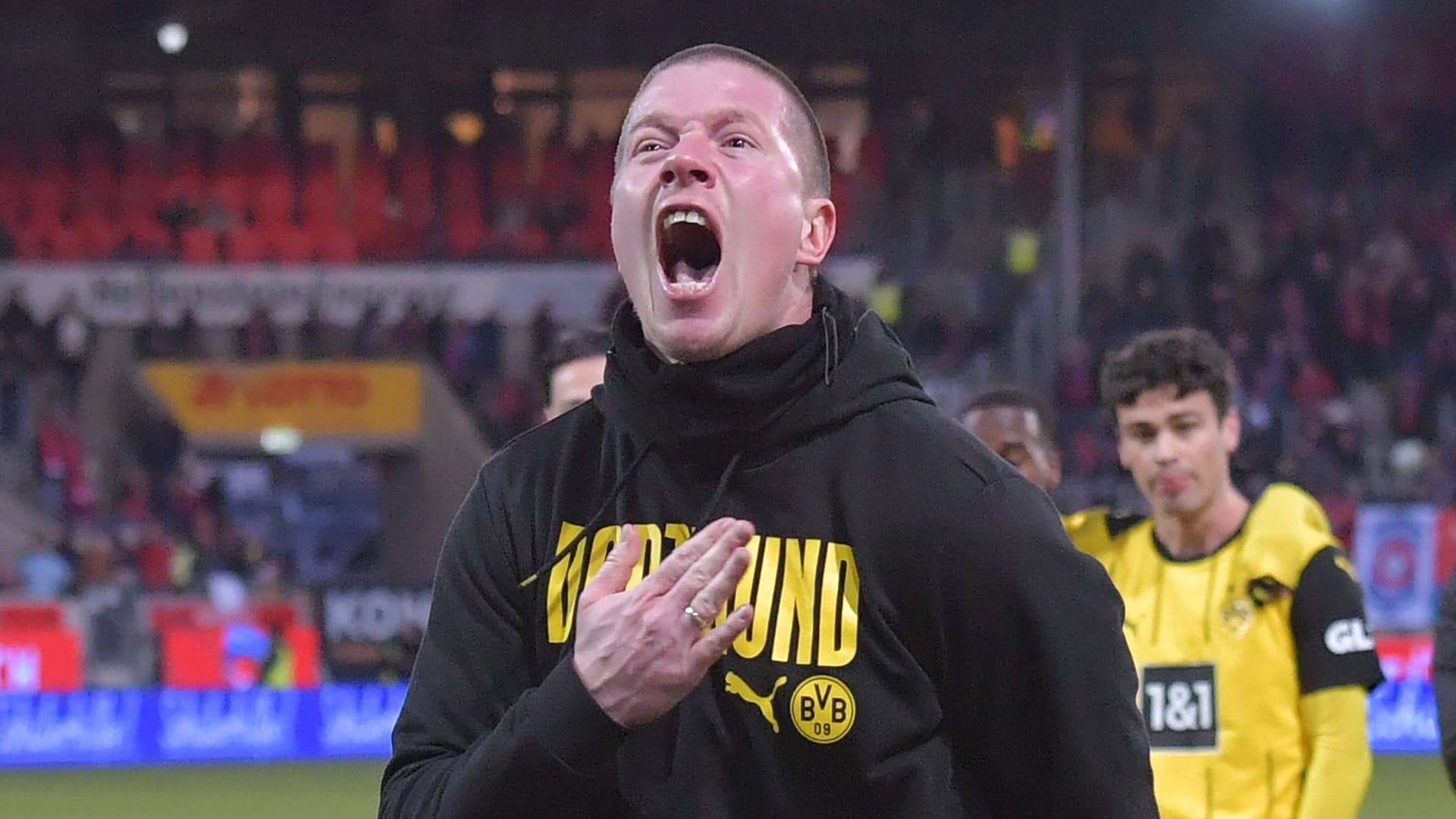 Emotional: BVB interim coach Mike Tullberg after the victory in Heidenheim.