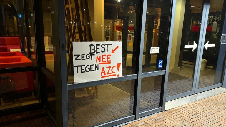 Signs on the town hall against the AZC arrival in Best (Photo: SQ Vision).