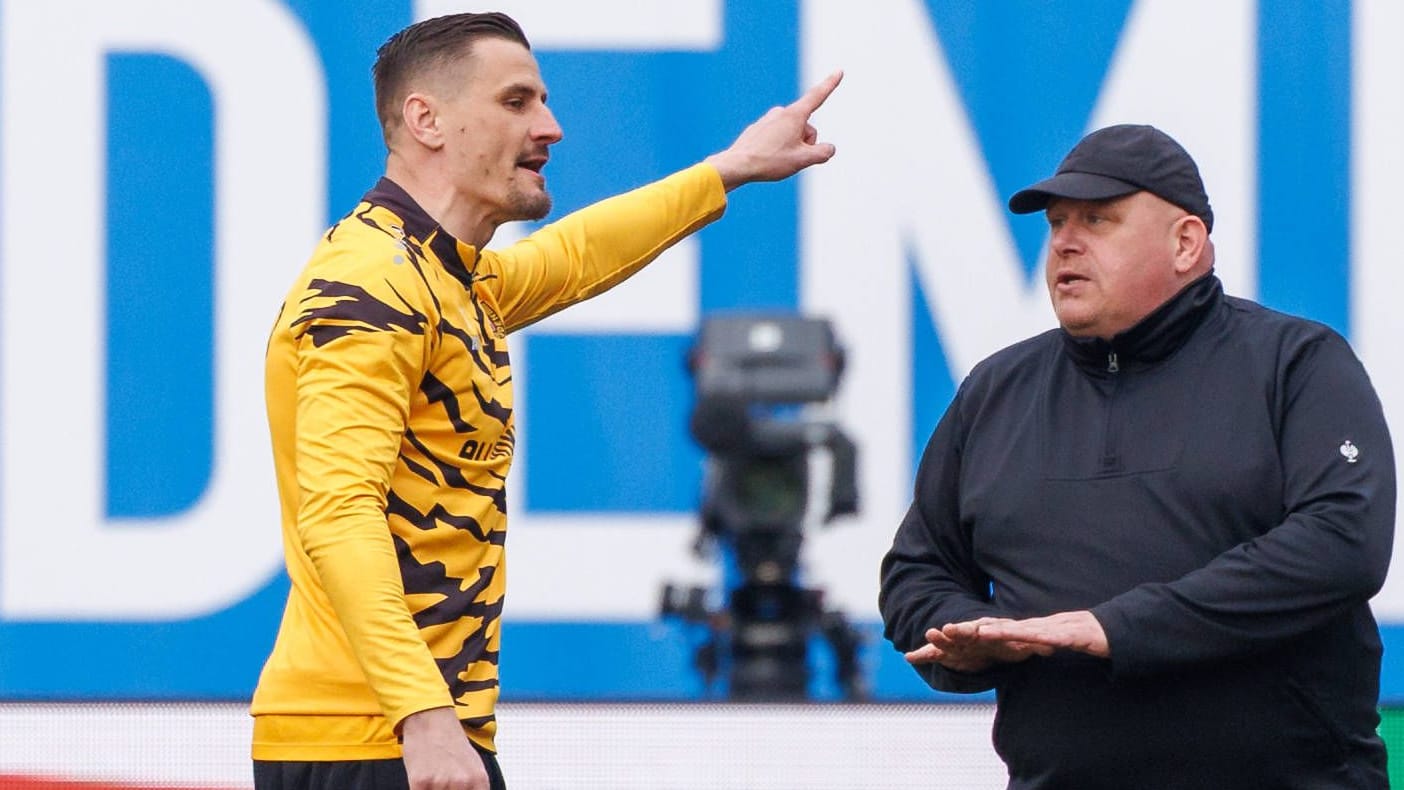 Stefan Kutschke (left) complains to a security employee: Before the game, a light ball flew towards the Dresden player. Stefan Kutschke (left) complains to a security employee: Before the game, a light ball flew towards the Dresden player.