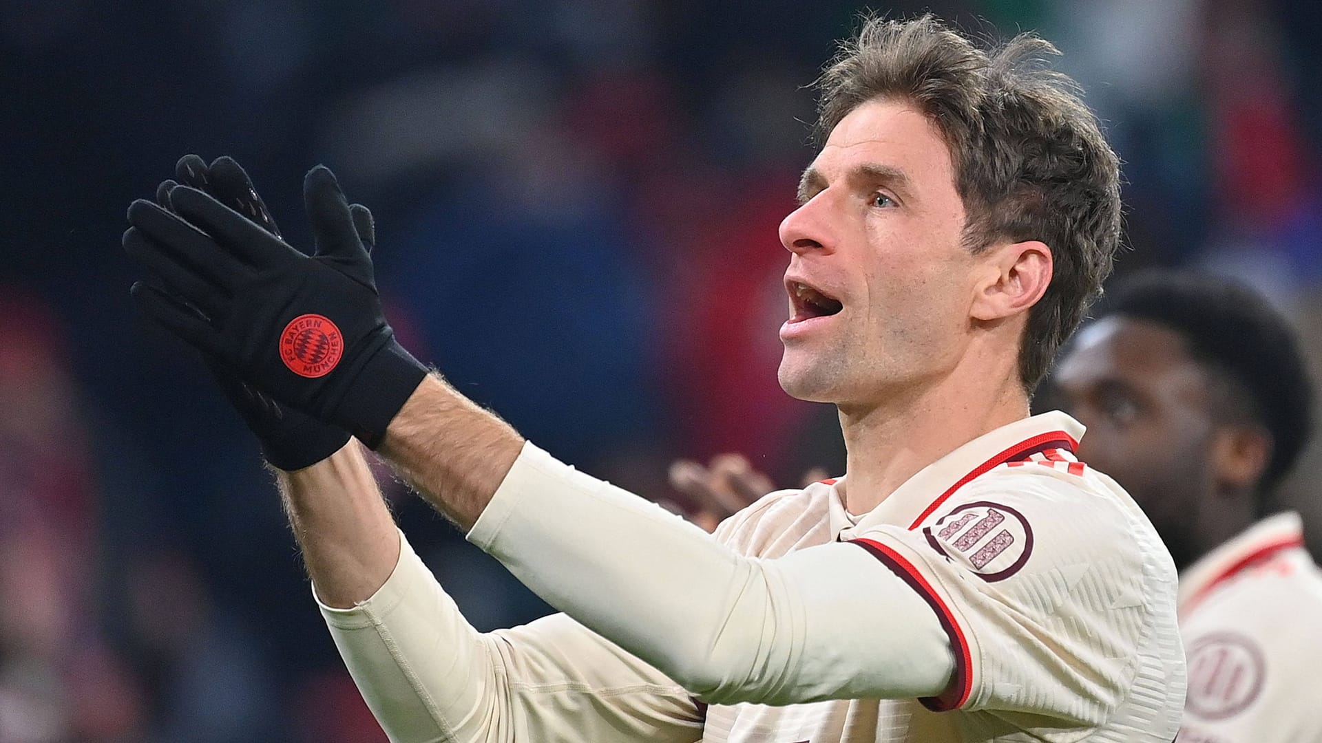 Thomas Müller claps towards fans: FC Bayern gets a new stadium anthem.