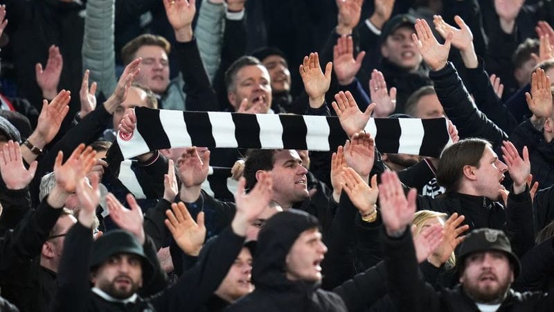 Frankfurt fan block: In the game against Kiel, two spectators have an accident.