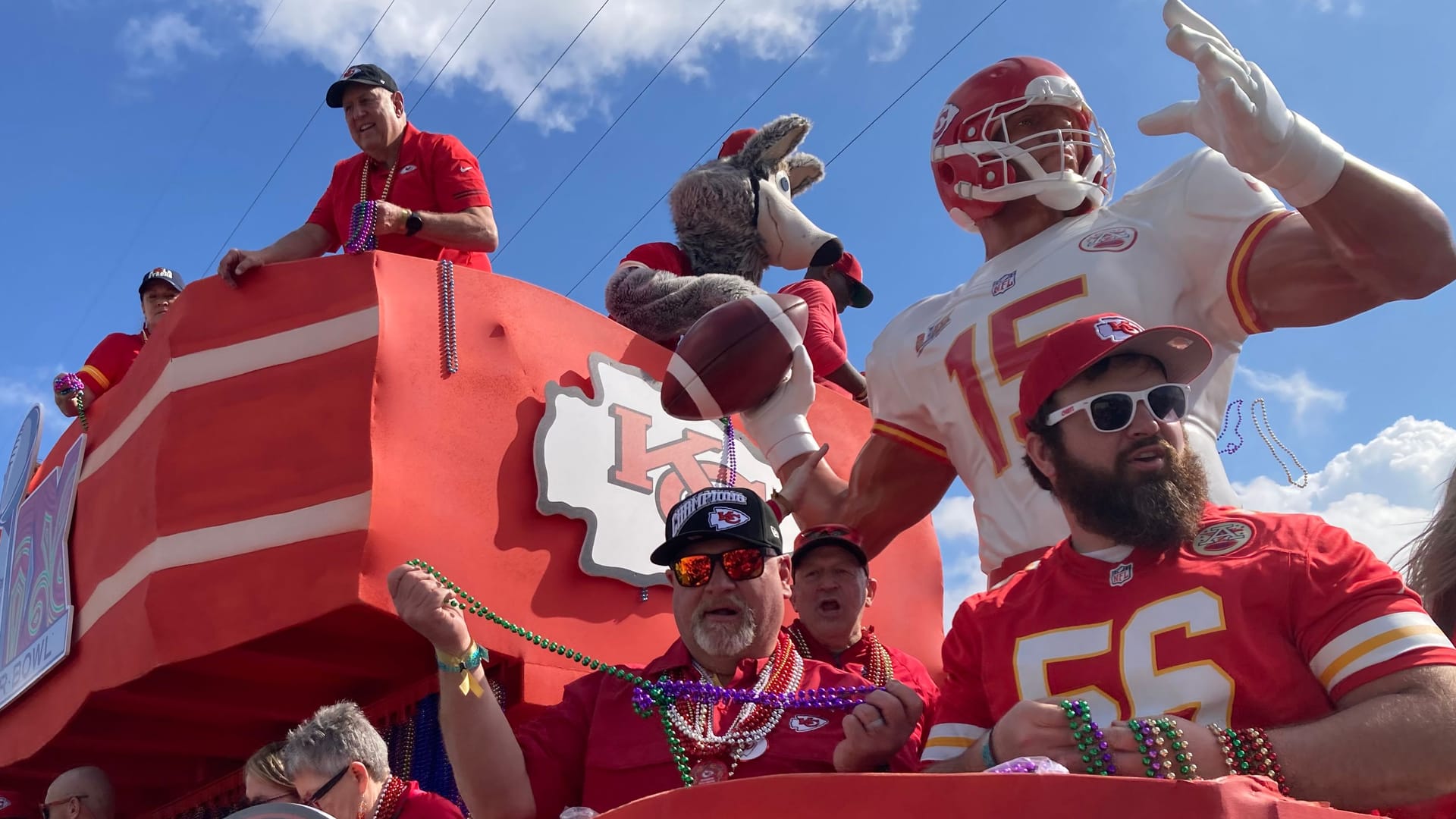 Ceremonial atmosphere on Saturday in New Orleans: Pearl chains were also thrown by the Kansas City Chiefs car.
