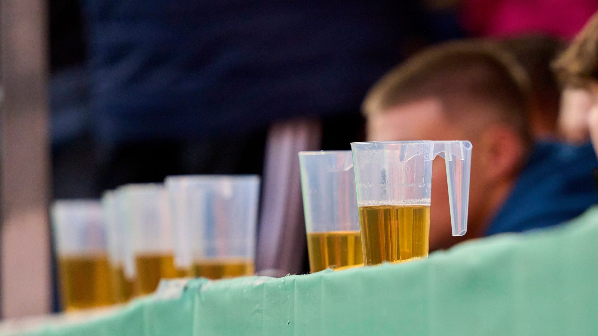Beer cup in the football stadium (symbol image): It is a sight that will not exist at the 2034 World Cup.