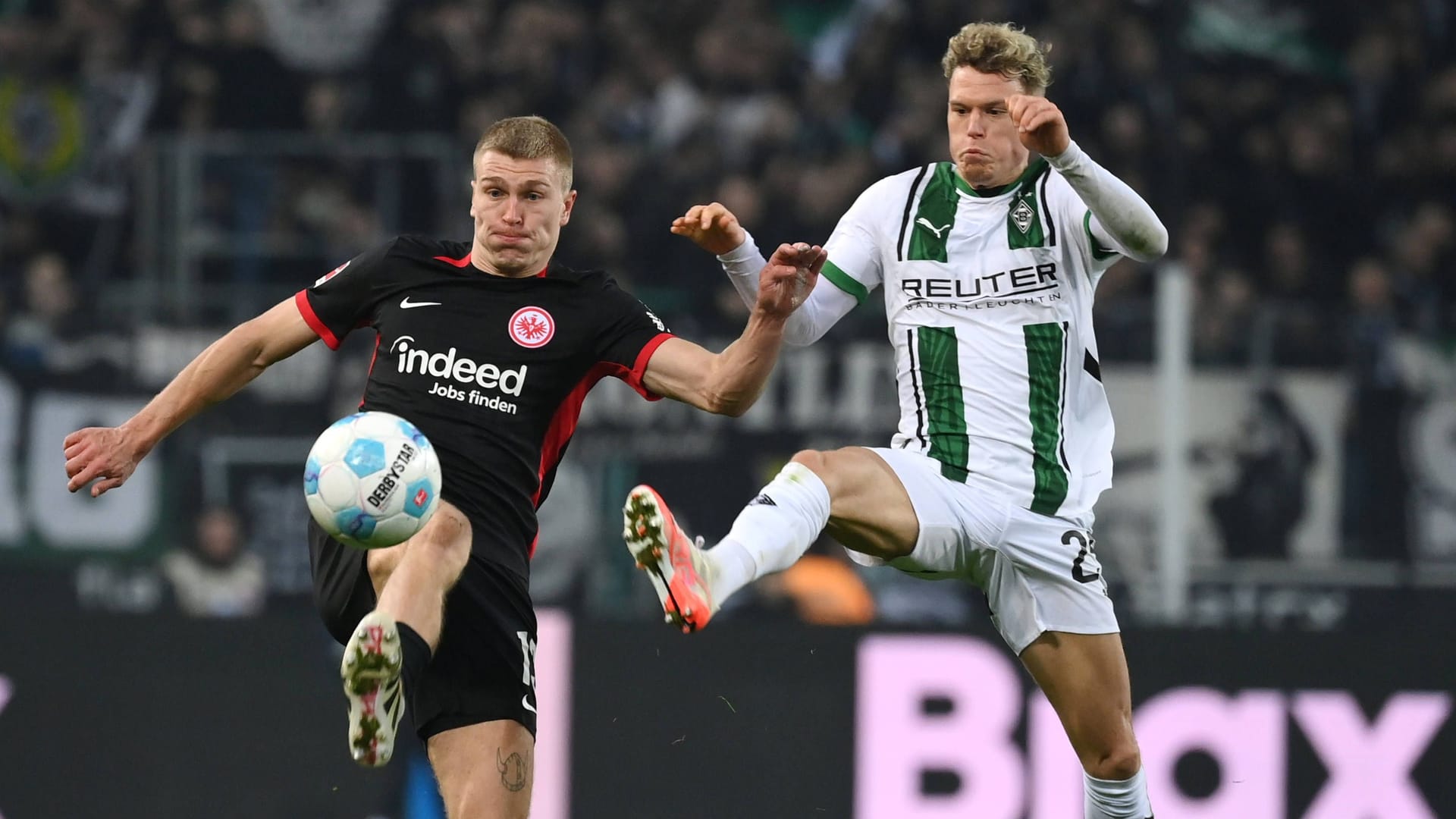 Rasmus Kristensen (left) against Robin Hack: Gladbach and Frankfurt separated in a competitive game.
