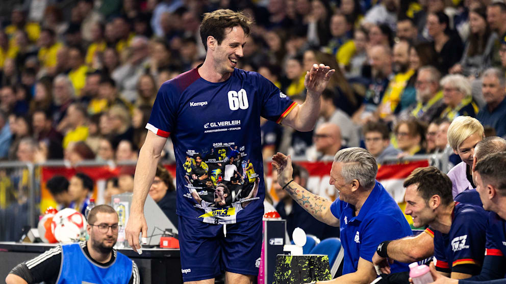 Gute Laune trotz kaputter Bandscheibe und 13-Stunden-Flug: Kim Ekdahl klatscht mit Weltmeister-Trainer Nicolaj Jacobsen ab