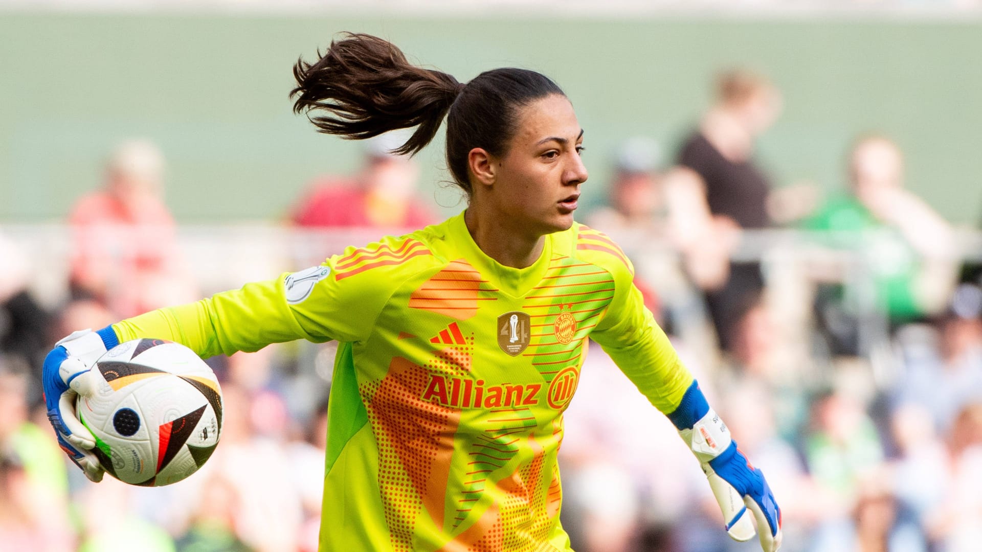 Maria Luisa Grohs: The Bayern goalkeeper is fighting back from a tumor.