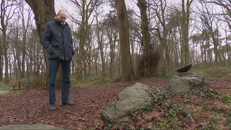 Harry at the monument for the resistance fighters, the place where he once wants to be scattered (photo: Omroep Brabant)