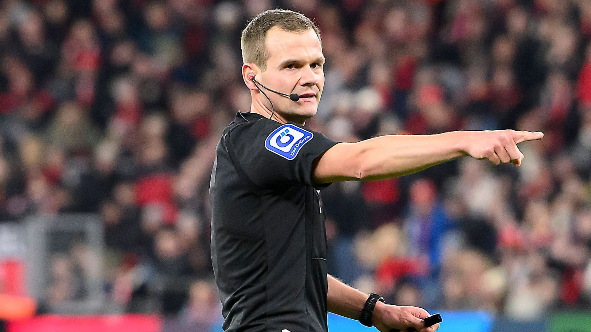 The focus briefly: referee Robin Braun in the game between Bayer Leverkusen and TSG Hoffenheim. The focus briefly: referee Robin Braun in the game between Bayer Leverkusen and TSG Hoffenheim.