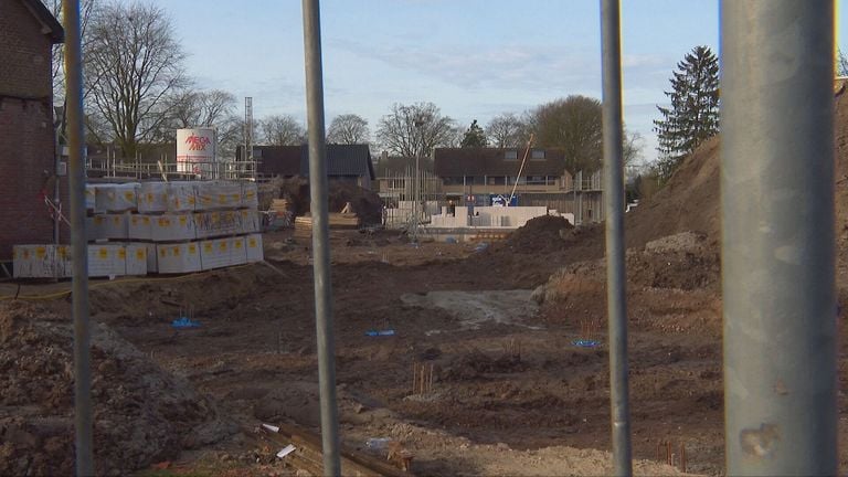 There is plenty of construction in Oirschot (statue: Omroep Brabant).