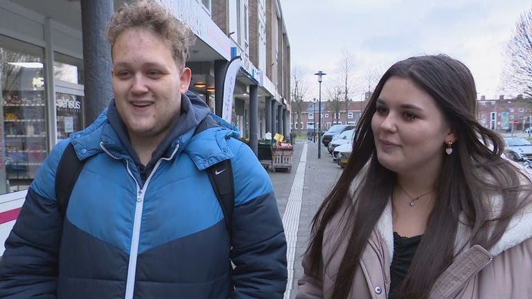 Students Raf and Hatice don't mind having a longer weekend for longer (photo: Omroep Brabant).