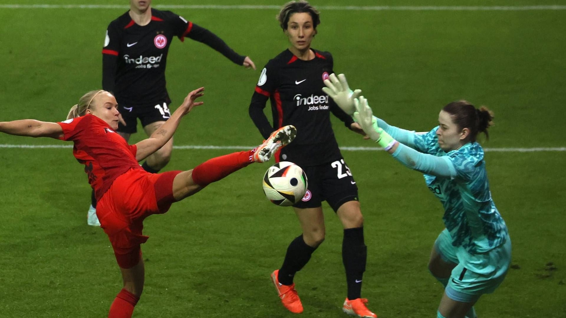Hardful to the goal: Bavaria's Harder (left) at the end of Frankfurt's goalkeeper Johannes.
