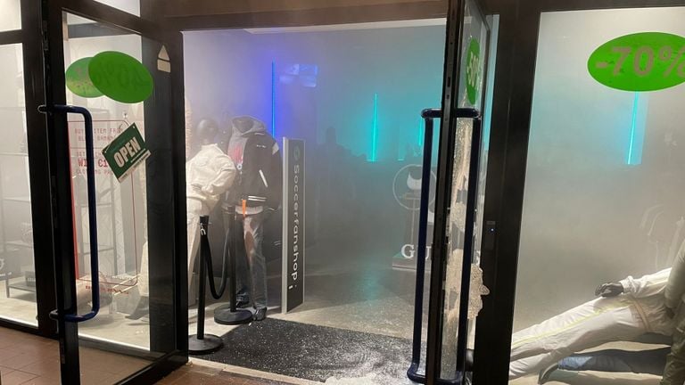 The fog hangs in the store for some time after the burglary (photo: Jody Nagtzaam).