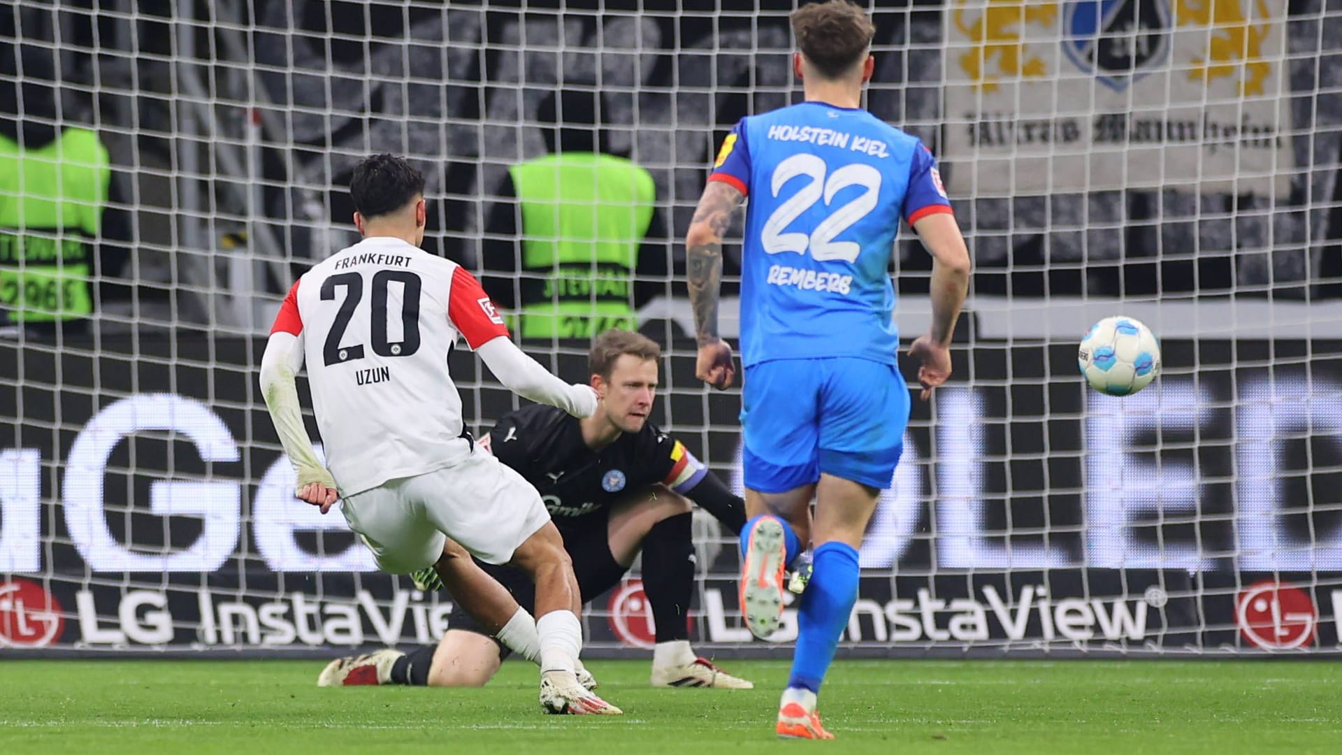 The meantime 3: 0: Frankfurt's Uzun (left) meets Kiel.