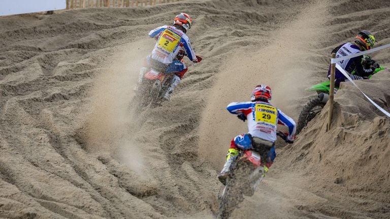 Lars van Berkel and his teammate Jeremy van Horebeek fighting in Le Touquet (photo: MX July).