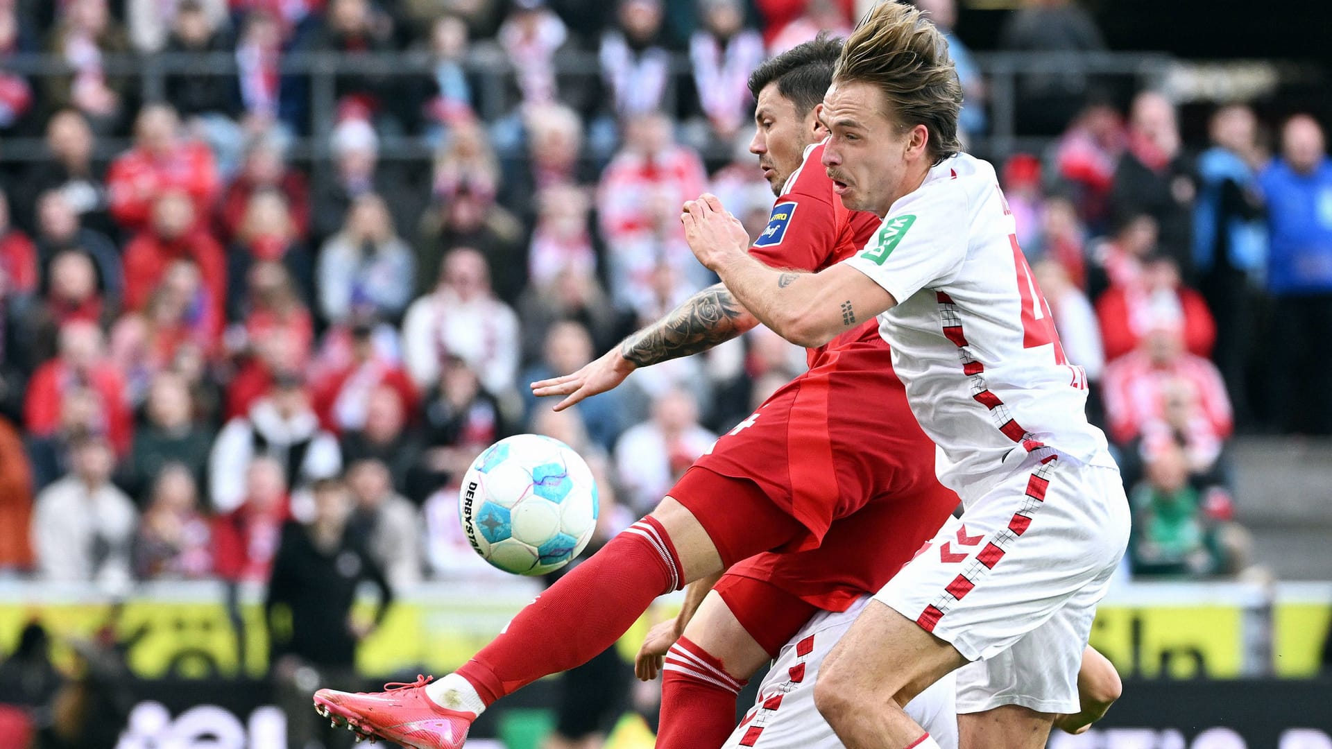 Cologne's Mathias Olesen (in white) in the duel with Düsseldorf Dawid Kownacki: The decision in the derby was late.