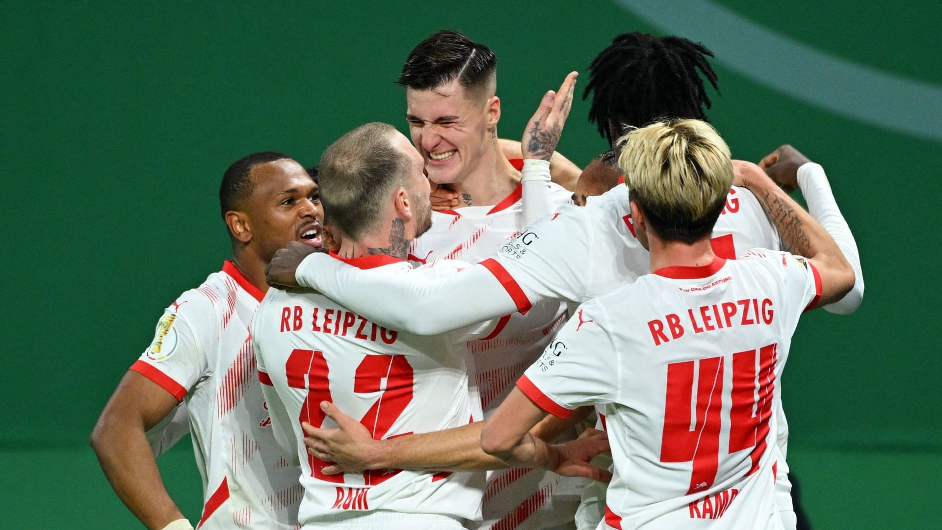 Man of the evening: Benjamin Šeško (M.) redeemed RB Leipzig.