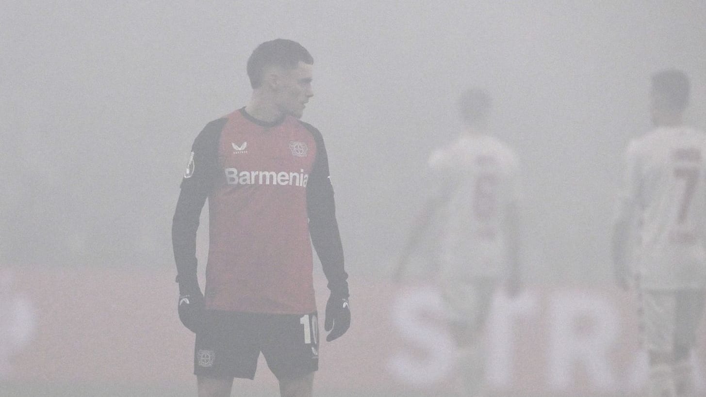 Florian Wirtz in the smoke: the derby was interrupted after only two minutes.