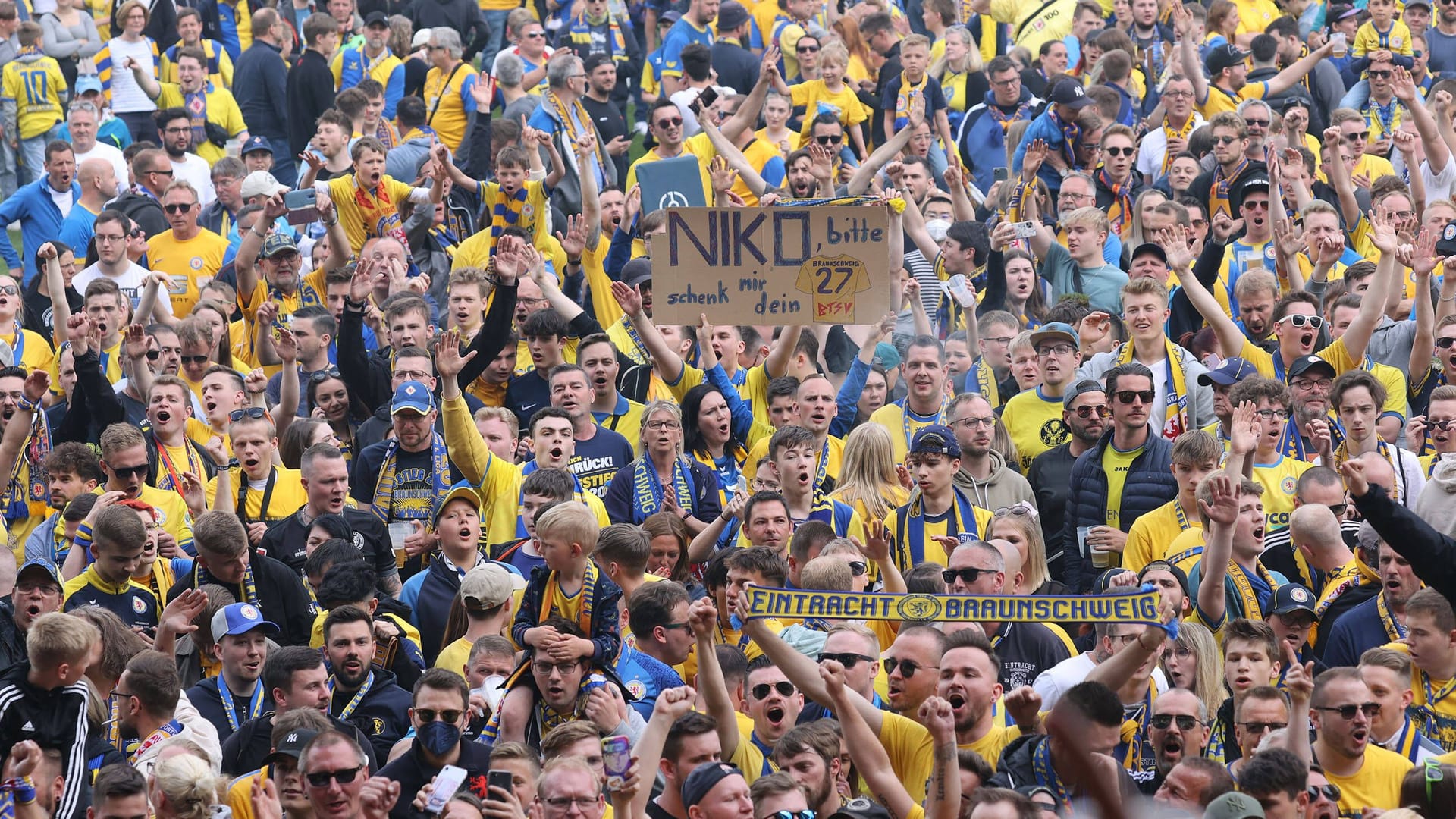 BTSV fans on the pitch (archive picture): Despite the away game, the stadium could be full of the derby.