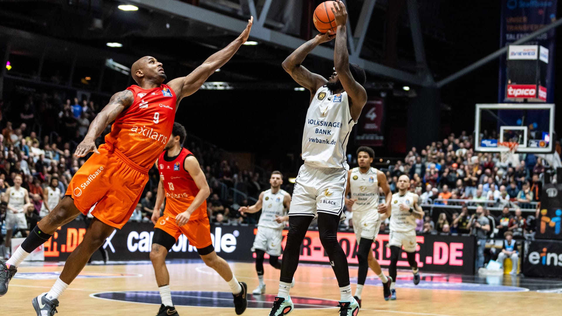 TJ Crockett Jr. (right) in the duel with Dandre Lansdowne: The Löwen Braunschweig confidently prevailed in Chemnitz on Saturday evening.
