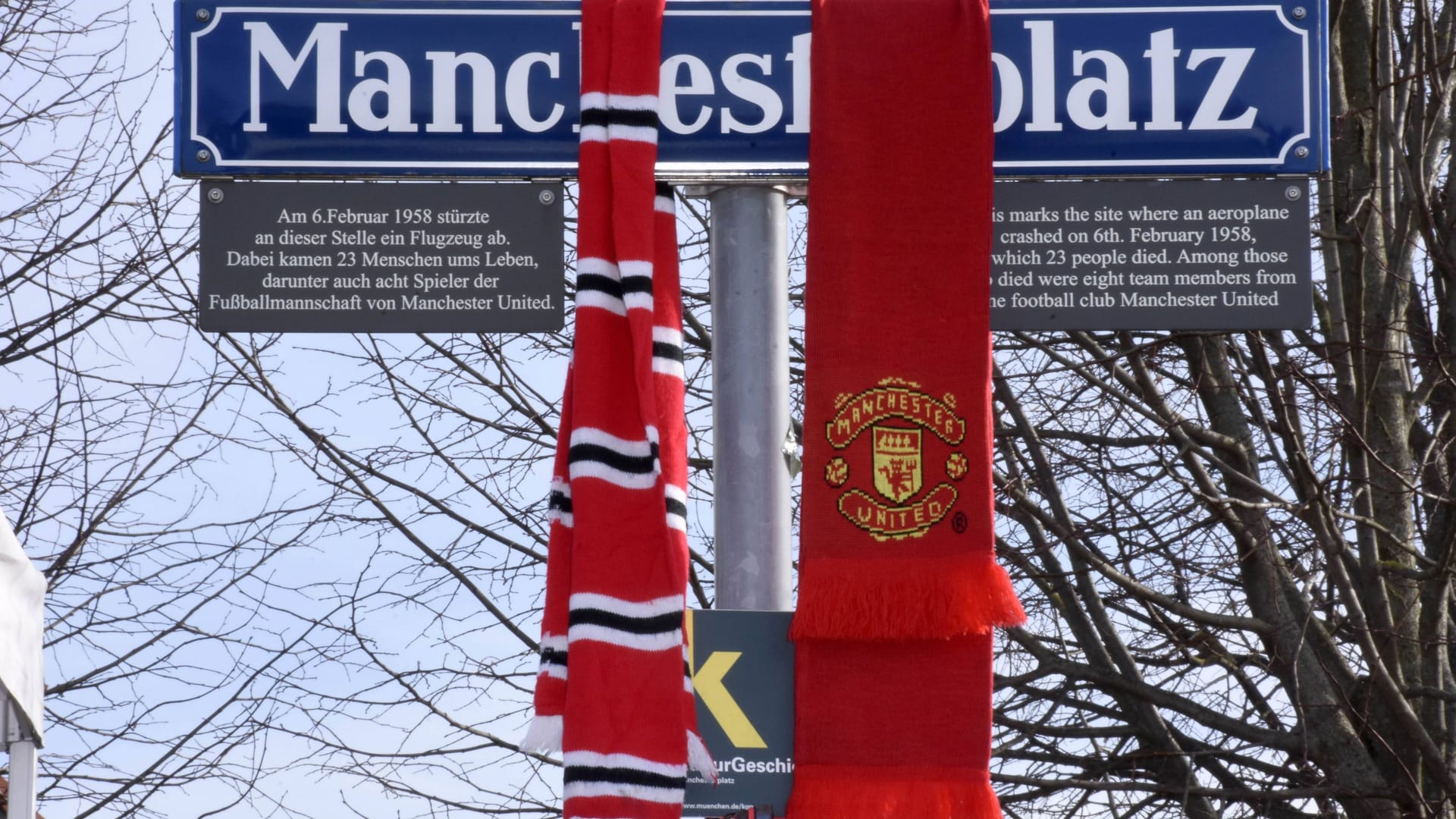 Manchester United scarves hang on the Manchester Square in Munich (archive picture): The place is the scene of a tragedy.