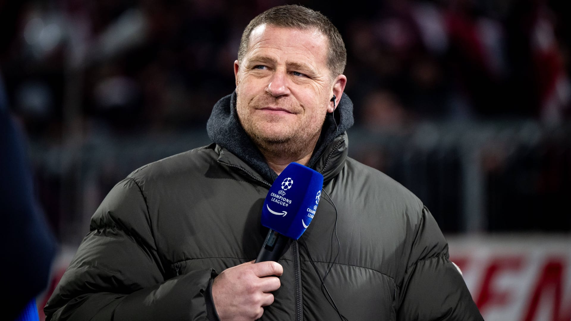 Max Eberl at the Prime Video microphone in the game of FC Bayern.