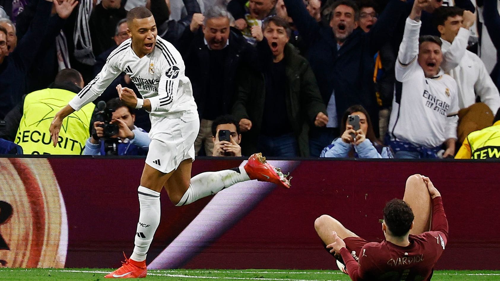Out against Manchester City: Kylian Mbappé (left) cheers, City's Gvardiol is on the ground.