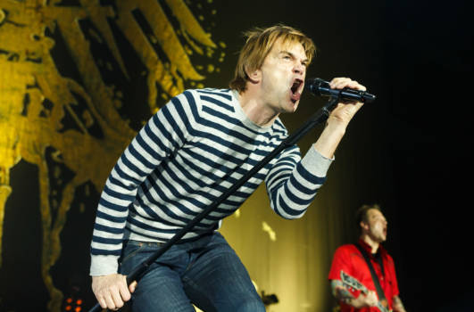 Wear the strip locomotive in the video for 