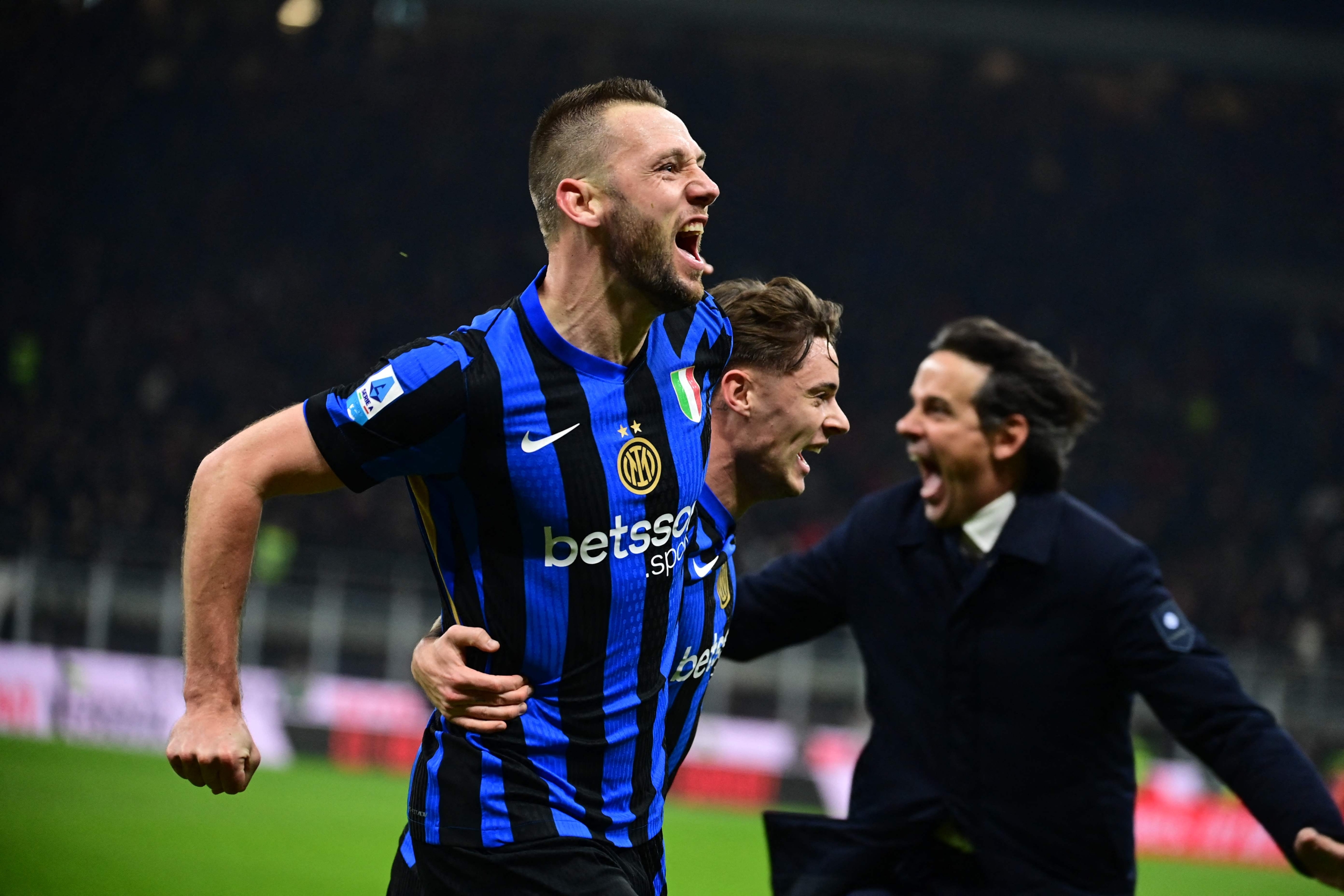 Topshot - Inter Milan's Dutch Defender #06 Stefan de Vrij Celebrates Scoring His Team's First Goal During the Italian Serie A Football Match Bethaeen AC Milan and Inter at San Siro Stadium in Milan, on febration 2, 2025. (Photo by Piero Cruciatti / AFP)