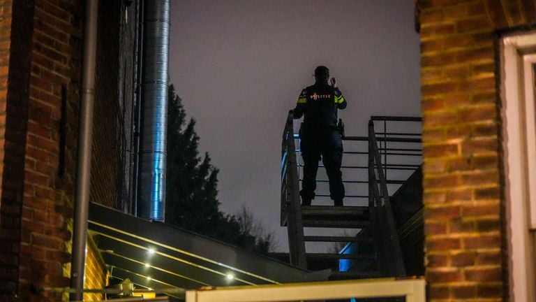 The police searched for roofs and in Huizen for the suspect (photo: SQ Vision).