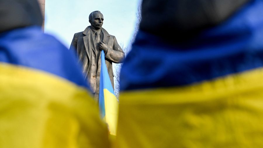 PHOTALERIA This photograph shows a statue that represents the leader of the Ukrainian right-wing and leader of the Organization of Ukrainian nationalists (OUN), Stepan Flag (1909-1959)