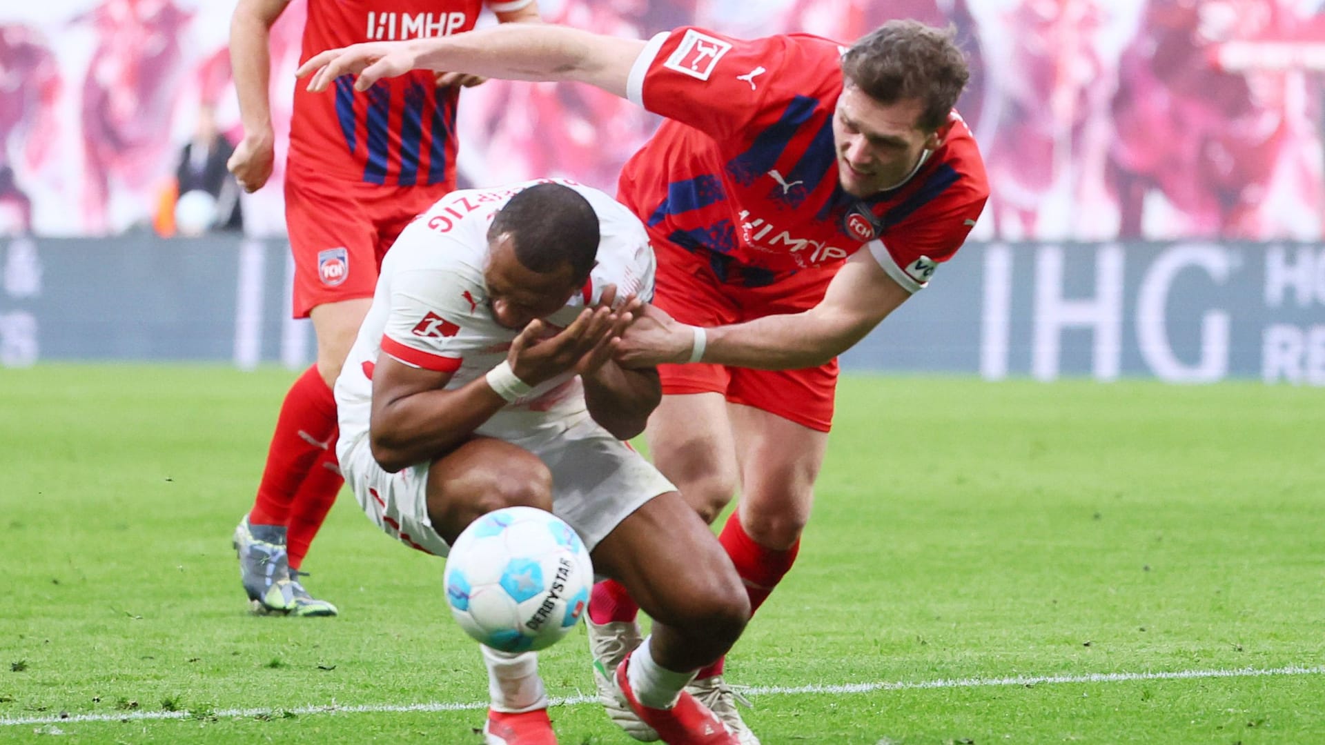 Loïs Openda (left) in a duel with Tim Siersleben: The Belgian took out an important penalty.