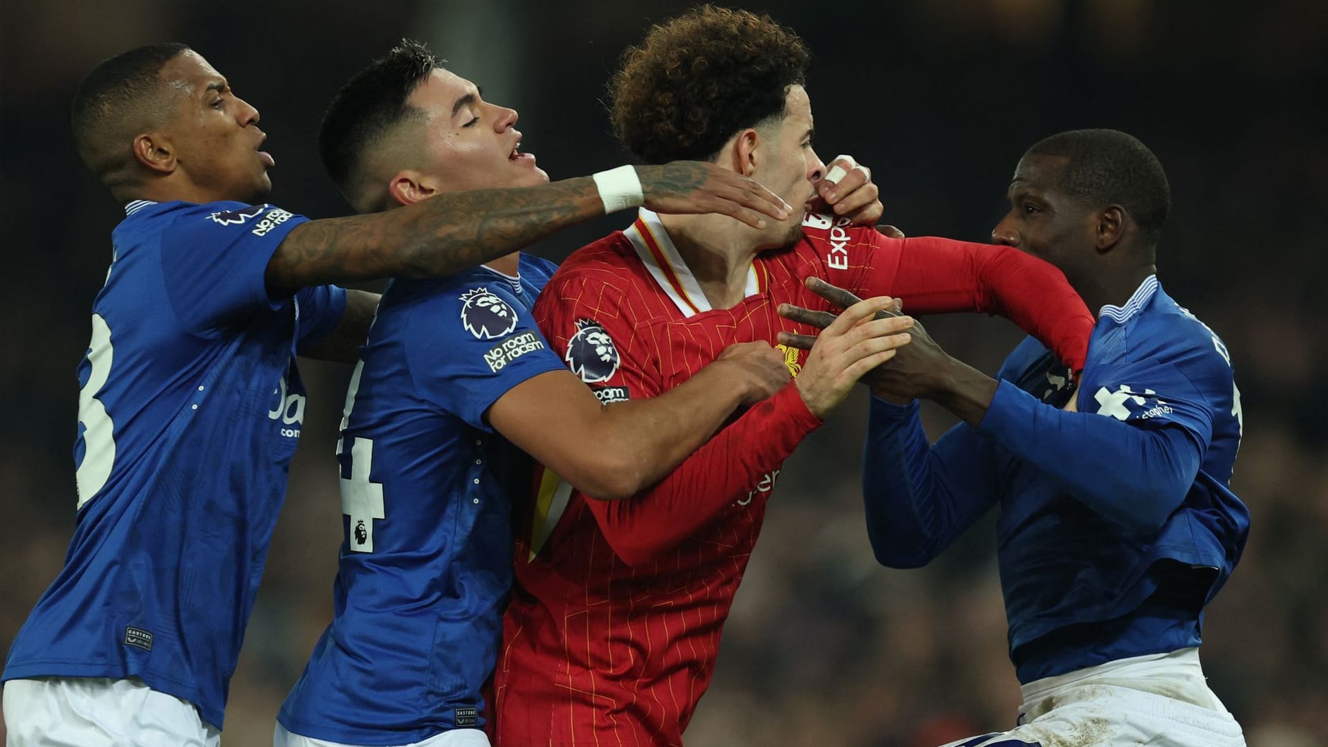 Cooked up: Liverpools Jones (2nd VR) starts on Evertons Doucouré.