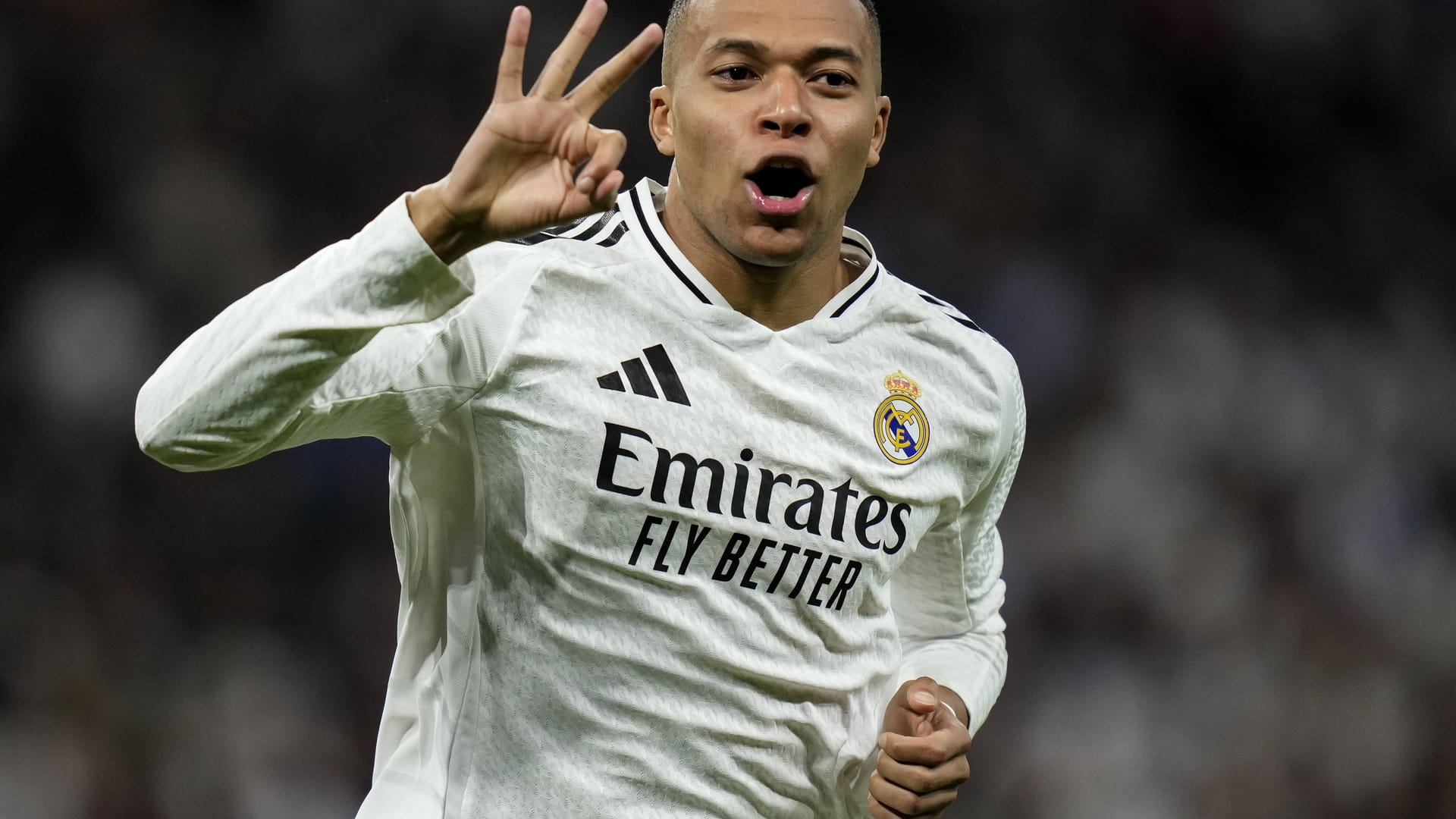 Outstanding against Manchester City: Kylian Mbappé (left) cheers.