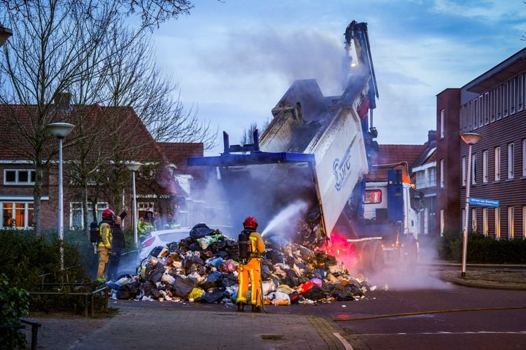 The fire brigade extinguishes the waste fire (photo: SQ Vision).