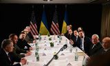 Meeting the American vice-president JD Vance (right) and besides him Minister Marco Rubio of Foreign Affairs with President Volodymyr Zelensky van Ukraine (on the far left), Friday in Munich, on the occasion of the security conference in Munich.