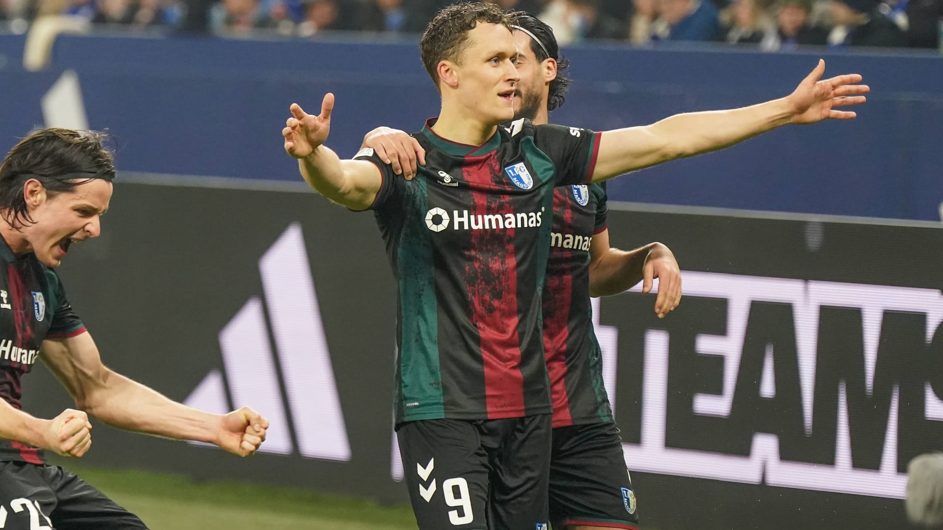 There is a lot of reason to cheer on Schalke: 1. FC Magdeburg around four-time scorer Martijn Kaars (M.).