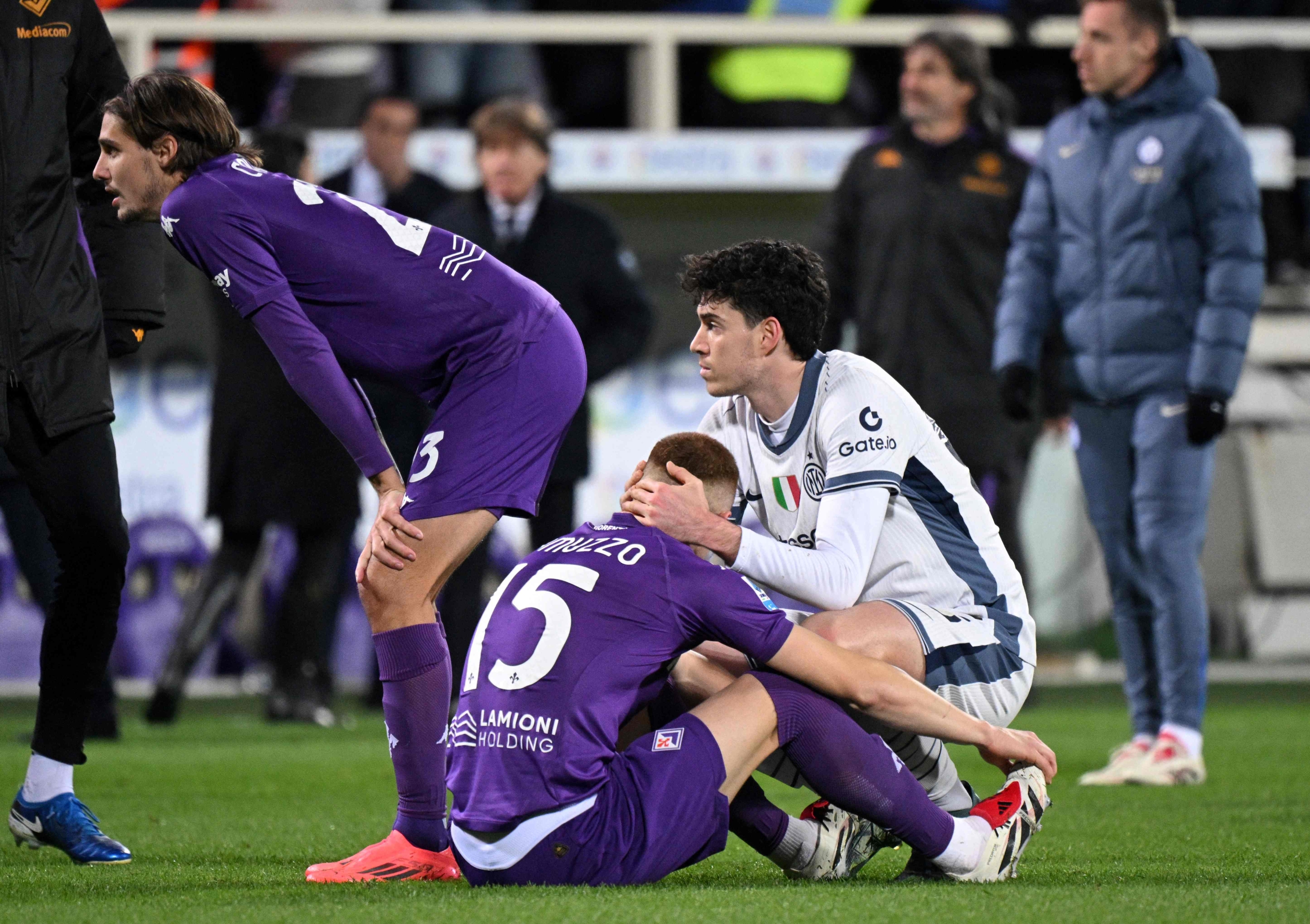 (LR) Fiorentina's Italian Midfielder Andrea Culture, Fiorentina's Italian Defender #37 Pietro Comuzzo and Inter Milan's Italian Defender #95 Alessandro Bastoni React AS Fiorentina's Italian Midfielder #04 Edoardo Bove (Unseen) is Treaated Afterly collapsing to the Ground During the Serie A Footballll Match Bethaeen Fiorentina and Inter Milan at the Artemio Franchi Stadium in Florence on December 1, 2024. (Photo by Tiziana Fabi / AFP)