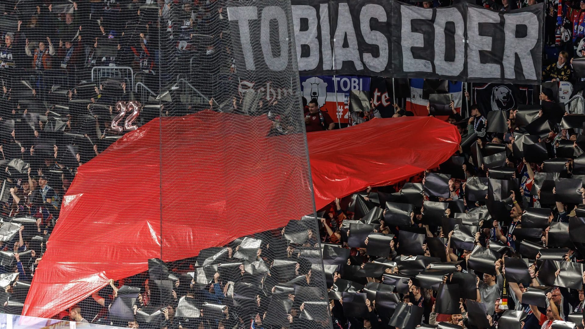 Farewell to Tobias Eder: Eisbear fans keep a big heart up in honor of the deceased player. Farewell to Tobias Eder: Eisbear fans keep a big heart up in honor of the deceased player.
