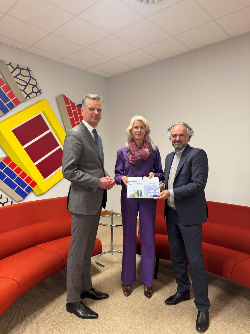 Minister Mona Keijzer receives the state of the corporation sector in her office