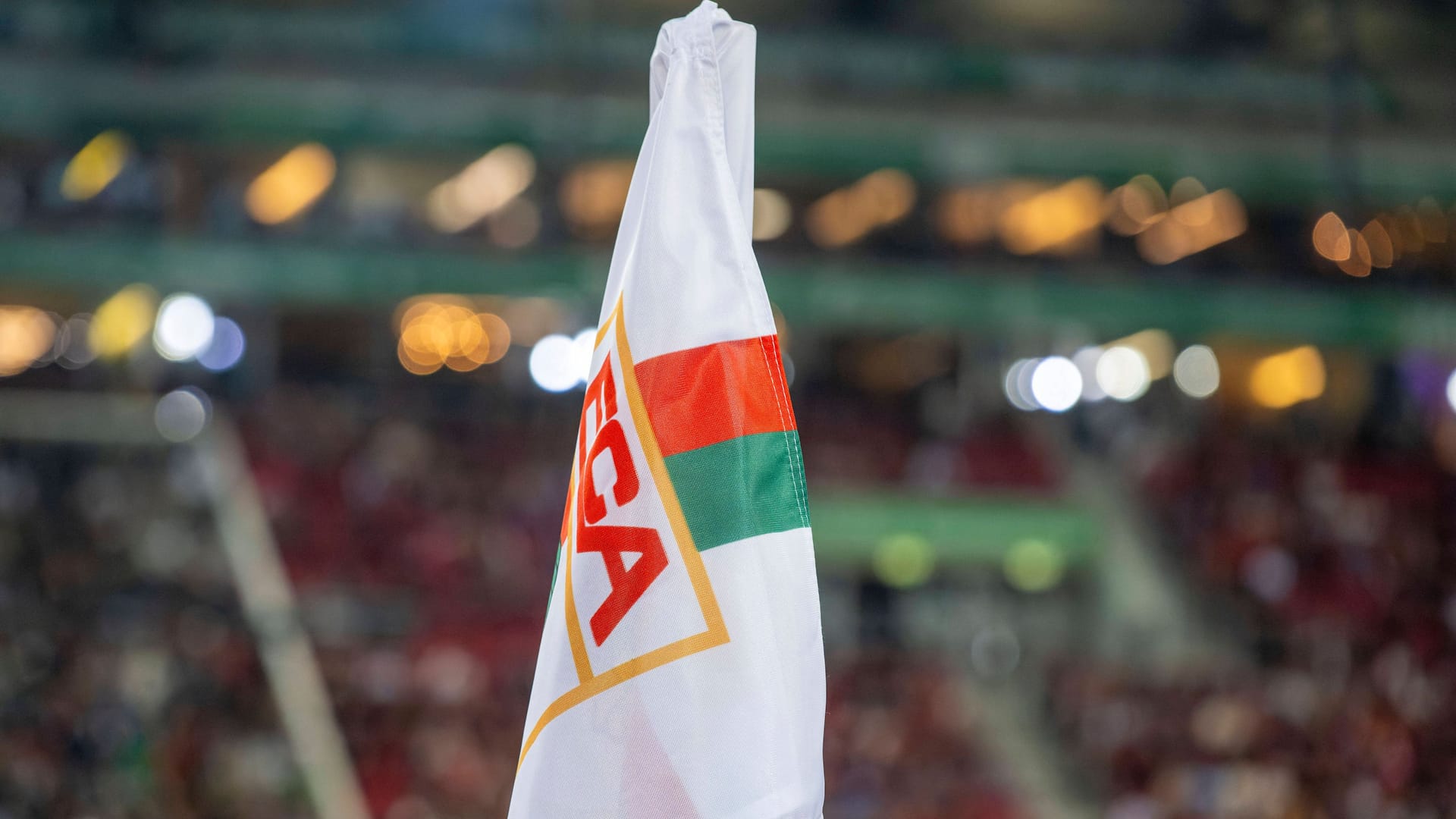 A corner flag at FC Augsburg: The club from Fuggerstadt is currently experiencing troubled times.