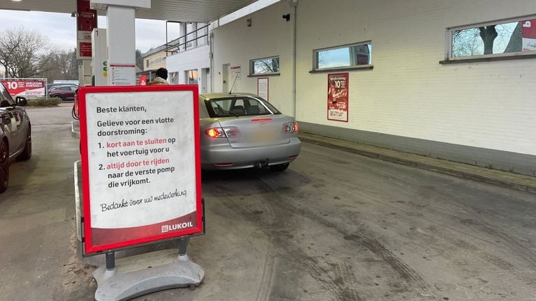 Brabanders refuel en masse just across the Belgian border (photo: Omroep Brabant)