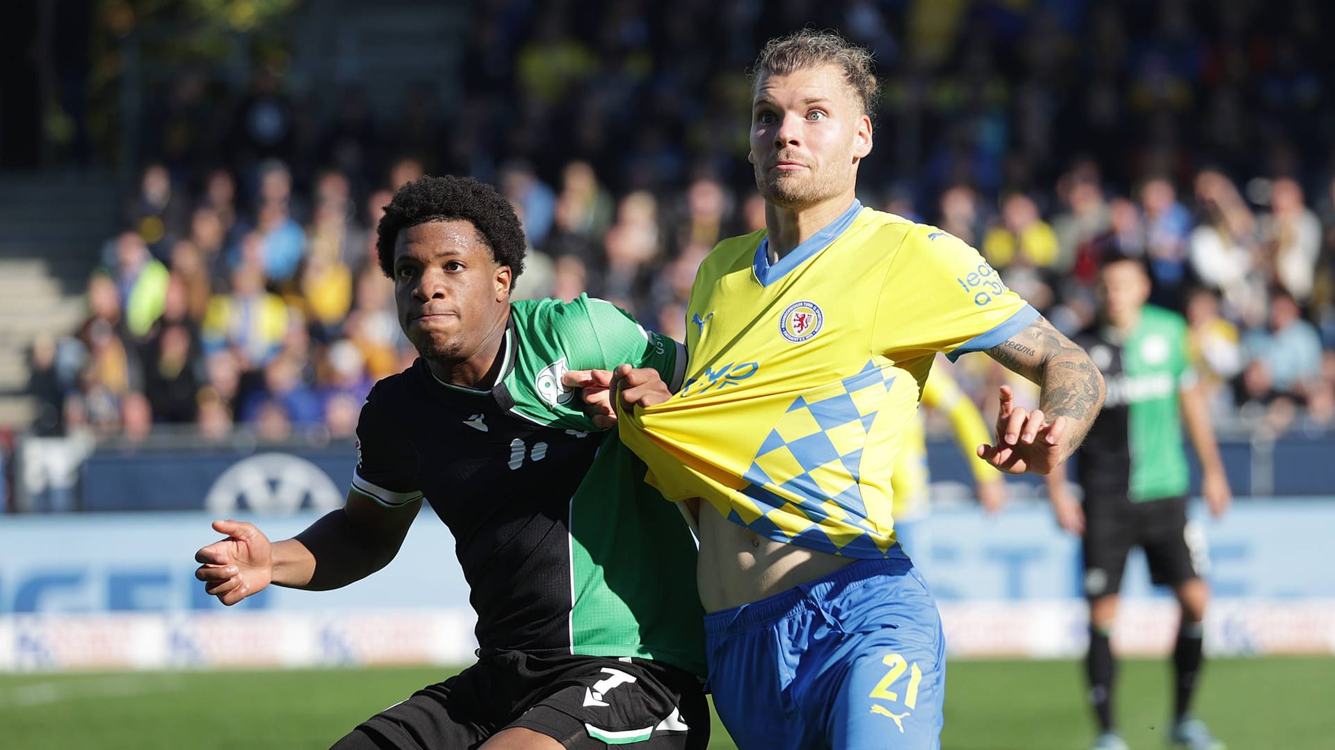 Jessic Ngankam (Hannover 96) and Kevin Ehlers (Eintracht Braunschweig) in a duel: The derby second leg also takes place on a Sunday.
