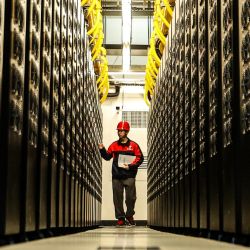 Image of an employee working in the data room of a supercomputing center, in the new Gui'an area, in the province of Guizhou, in the southwest of China. | Photo: Xinhua/Liu Xu