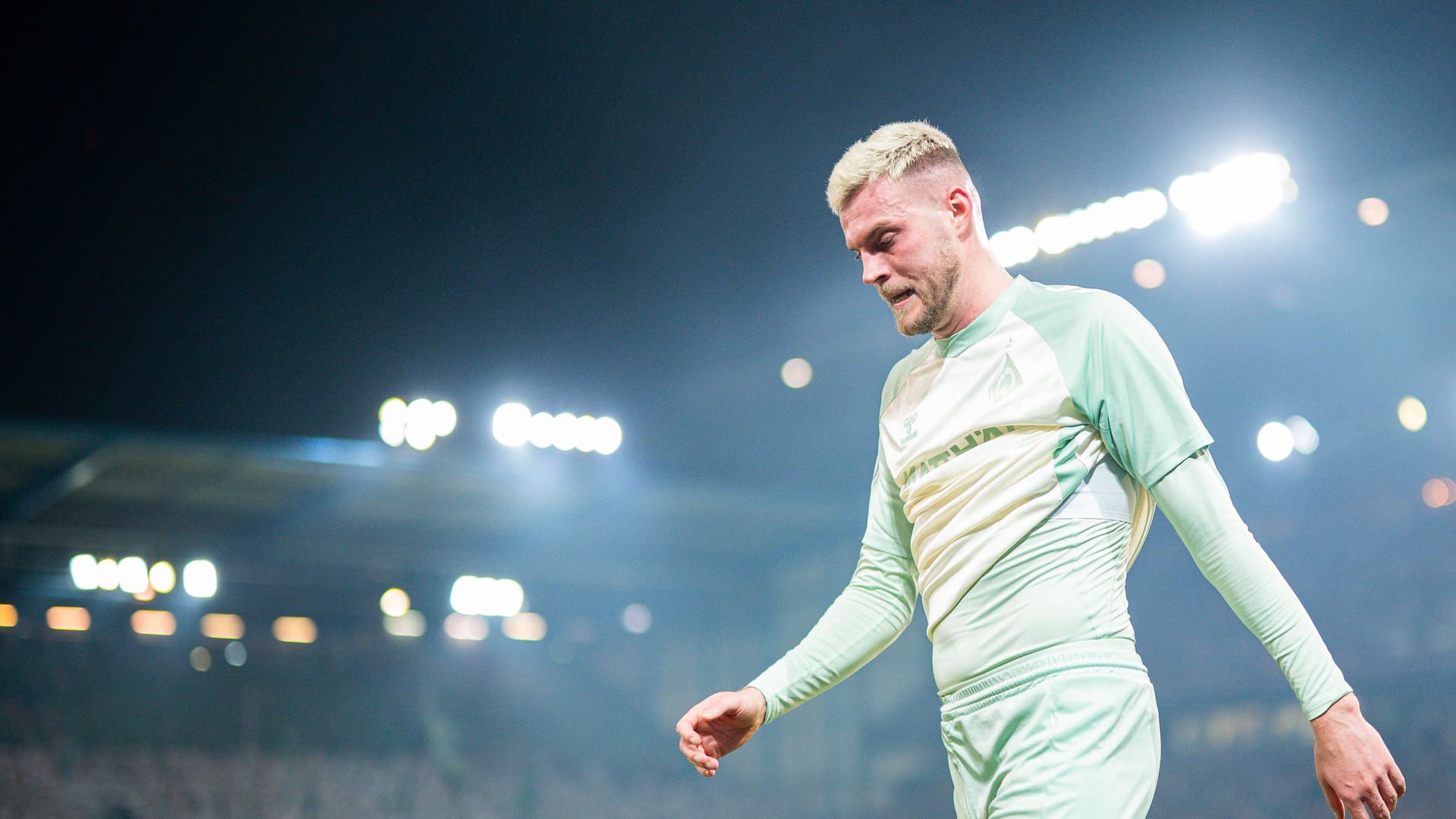 Injured and frustrated: Marvin Ducksch against Bielefeld during his replacement in the first half.