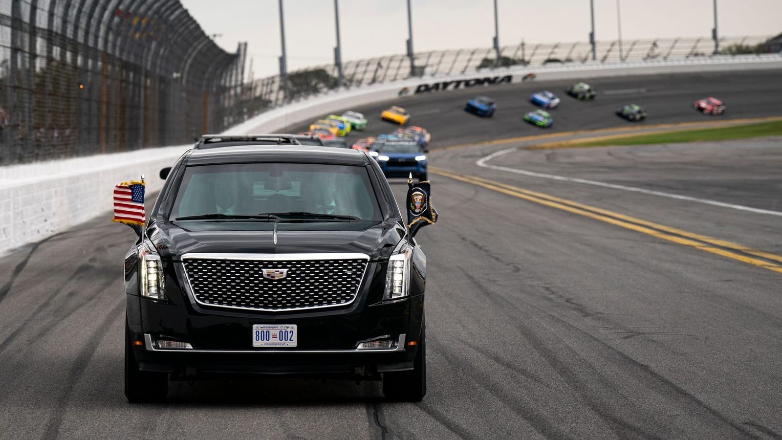 Donald Trump drives in his "Beast" About the racetrack: The US President made a big appearance on the Daytona 500.