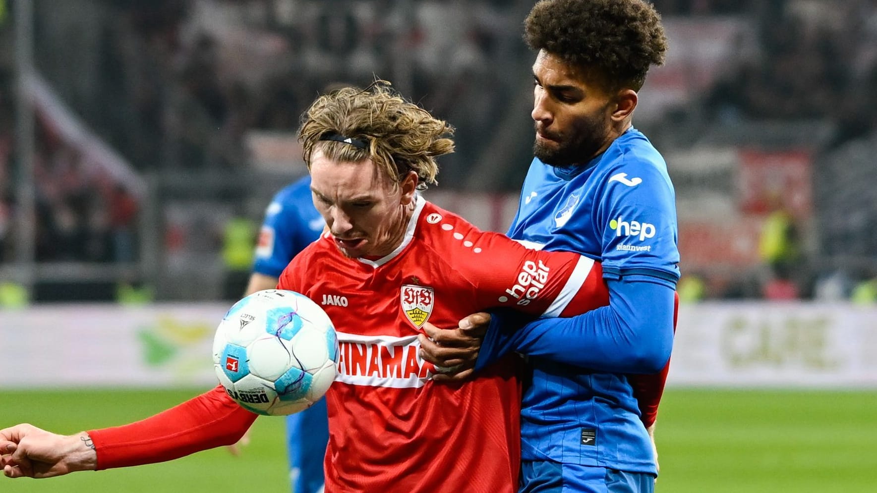 Stuttgart's Nick Woltemade (left) and Hoffenheim's Kevin Akpoguma fight for the ball: the game in Sinsheim was tight.