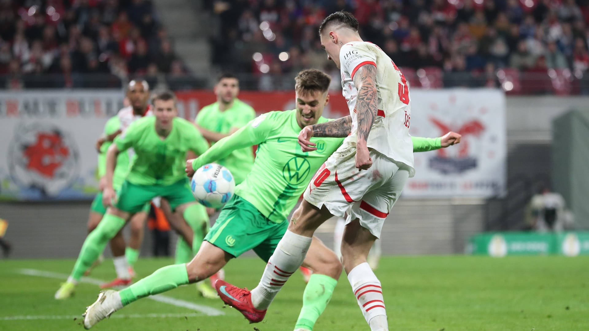 The crucial scene: Kilian Fischer gets the ball on the right arm.