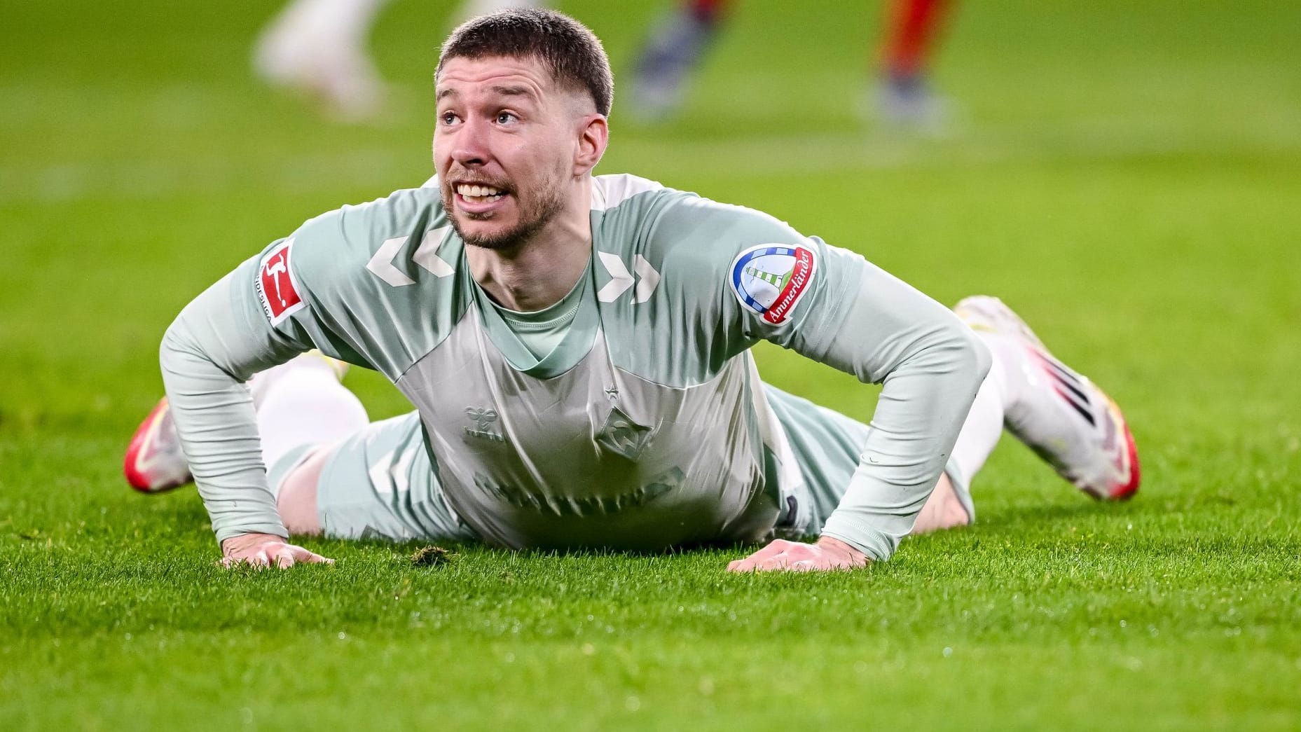 Mitchell Weiser on the ground: Werder Bremen got under the bikes in Freiburg. Mitchell Weiser on the ground: Werder Bremen got under the bikes in Freiburg.